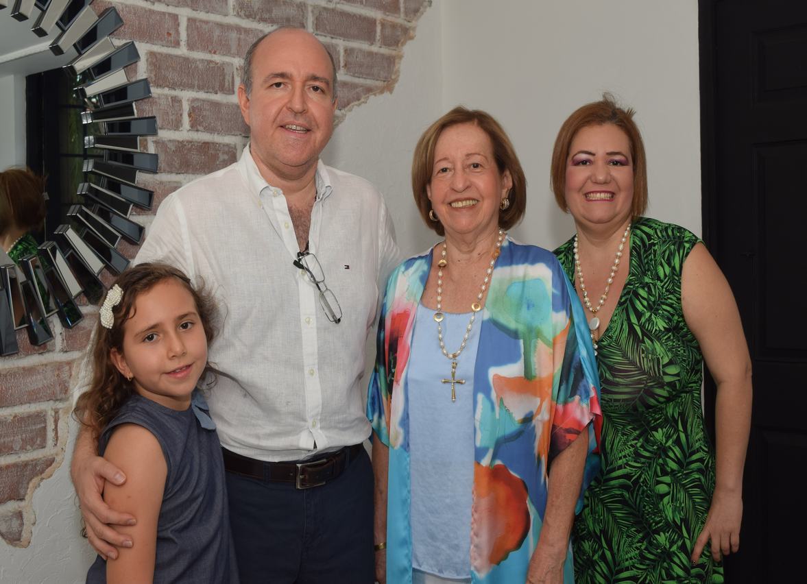 La cumpleañera junto a su nieta Juanita Escandón, su hijo Adrián Escandón y su hija Andrea Escandón.